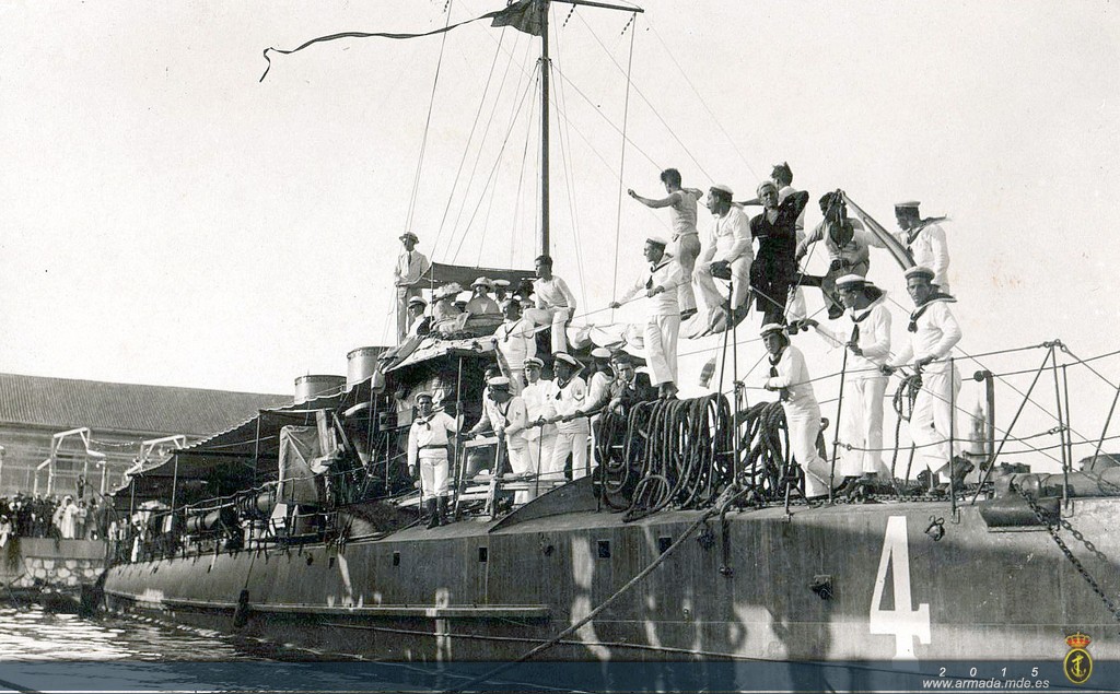 Torpedero número 4 atracado en punta en Cartagena en julio de 1921. Por la presencia de mujeres en el puente y la actitud de los miembros de la dotación, deben estar siguiendo un acontecimiento de carácter festivo.